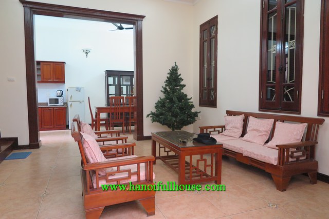 Nhà đẹp tại Tây Hồ với 3 phòng ngủ, sân nhỏ cho thuê, giá $800/ tháng