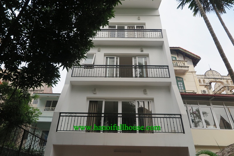 Nhà đẹp với 4 phòng ngủ, sân vườn rộng và sân thượng cho thuê ở Tây Hồ