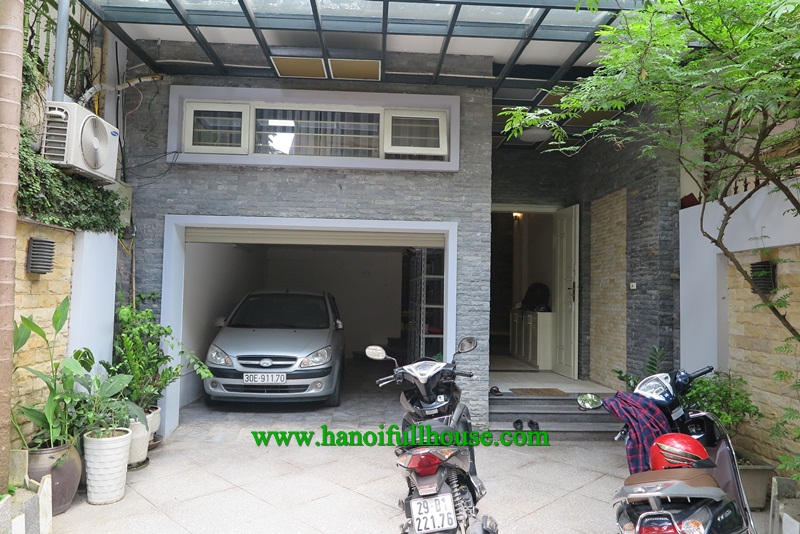 Nhà đẹp với sân vườn, ban công, garage ô tô cho thuê ở Tây Hồ