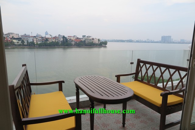 Căn hộ dịch vụ cao cấp 03 phòng ngủ với ban công rộng nhìn ra Hồ Tây ở phố Quảng An, Hà Nội
