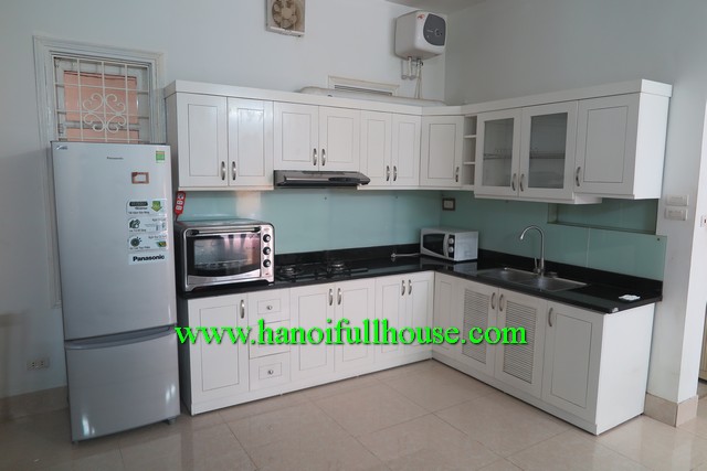 Nhà bốn phòng ngủ, đầy đủ nội thất, rộng 300m2 ở Đặng Thai Mai
