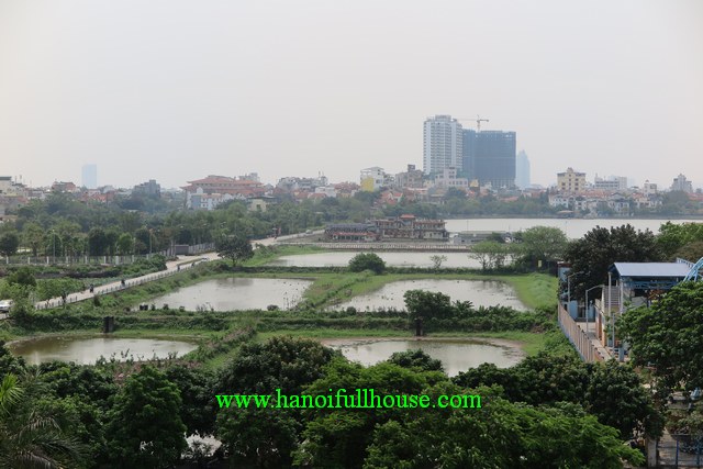 Căn hộ một phòng ngủ, nội thất mới, ban công, dịch vụ chuyên nghiệp ở Tây Hồ