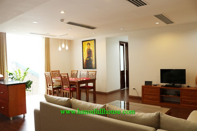 Cho thuê căn hộ dịch vụ hai phòng ngủ, sang trọng, ban công lớn ở Quảng Khánh