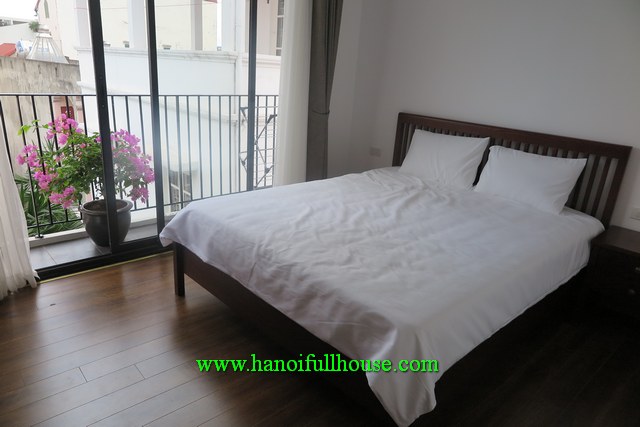 Căn hộ hai phòng ngủ sang trọng, nội thất cao cấp, mới ở Tây Hồ cho thuê
