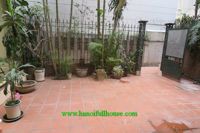 Cho thuê nhà bốn phòng ngủ nhiều ánh sáng, sân rộng, yên tĩnh ở Từ Hoa