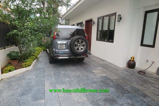 Nhà vườn một tầng với 3 phòng ngủ ở Xóm Chua, Đặng Thái Mai, Tây Hồ cho thuê