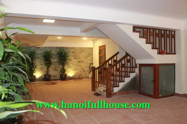Nhà chất lượng cao, thiết kế hiện đại, cạnh Hồ Tây cho thuê