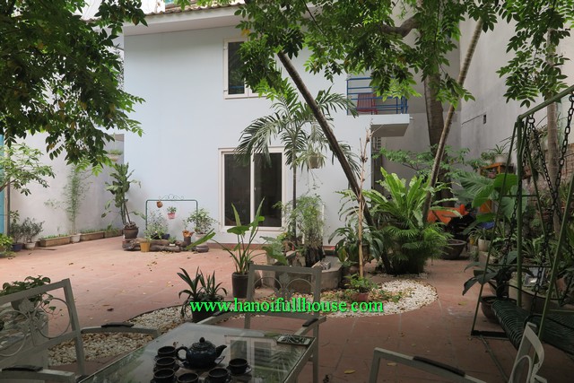 Ngôi nhà đẹp với sân vườn tuyệt vời, giá rẻ ở Ba Đình cho thuê