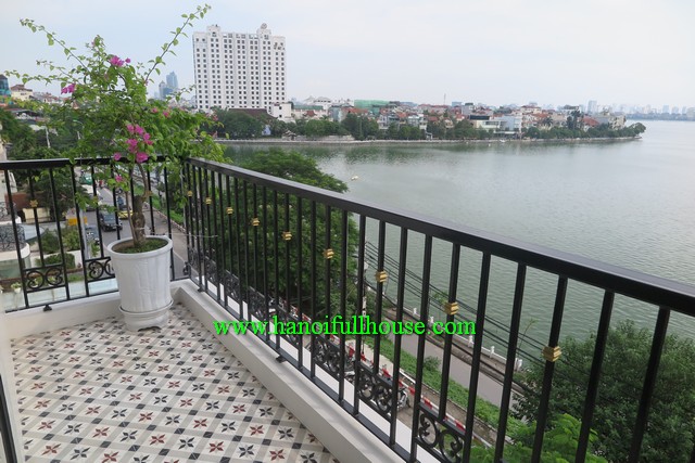 Cho thuê căn hộ tuyệt đẹp, có ban công, bồn tắm nằm, view Hồ Tây