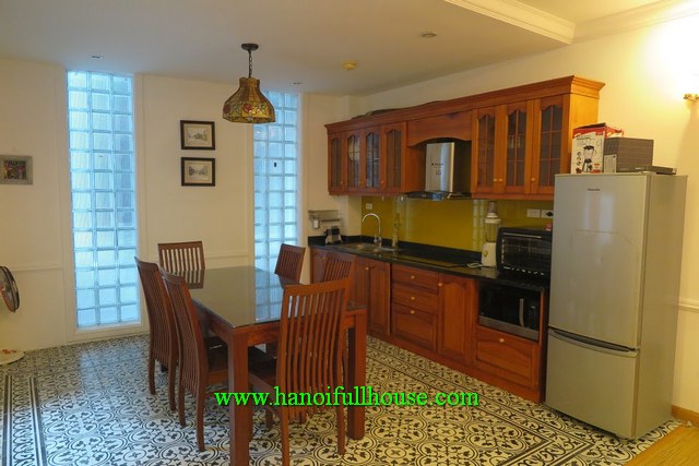 Cho thuê căn hộ ba phòng ngủ, đầy đủ dịch vụ, giá 850$/tháng ở Tây Hồ