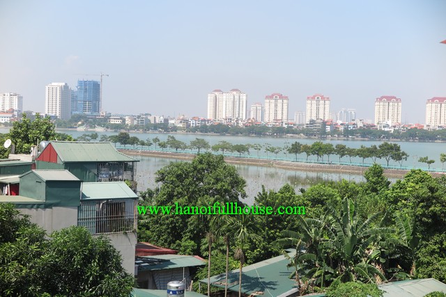 Cho thuê căn nhà năm phòng ngủ, không nội thất, có ban công, sân thượng, sàn gỗ, view Hồ Tây