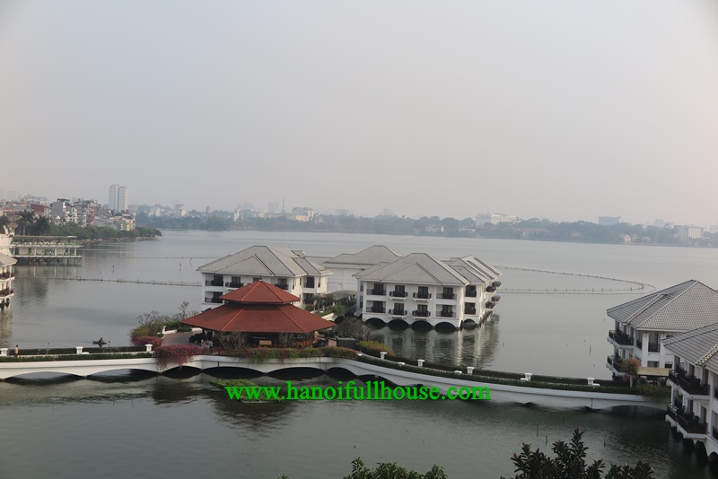 Căn hộ dịch vụ một phòng ngủ đẹp, sàn gỗ, ban công, nhìn ra Hồ Tây