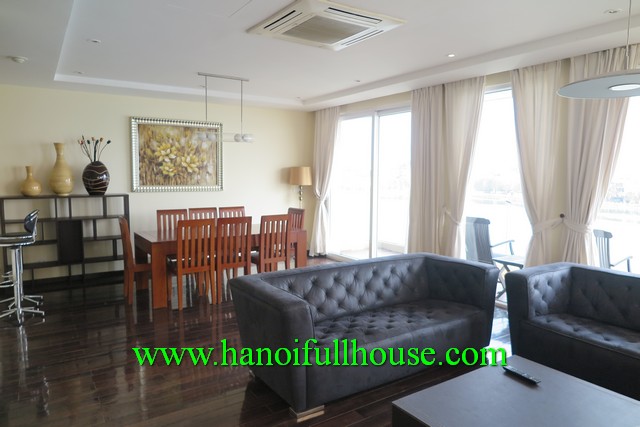Cho thuê căn hộ dịch vụ 3 phòng ngủ,nhiều ánh sáng, view Hồ Tây
