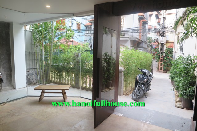 Căn hộ dịch vụ đẹp, có vườn, bồn tắm nằm, nội thất mới, cao cấp ở Tây Hồ cho thuê