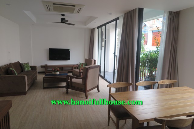 Cho thuê căn hộ ba phòng ngủ cao cấp, nội thất sang trọng, có bồn tắm nằm, nhiều ánh sáng ở Tây Hồ