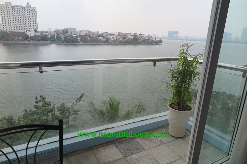 Căn hộ dịch vụ 2 phòng ngủ view hồ, nội thất xịn, sàn gỗ cho thuê ở Tây Hồ