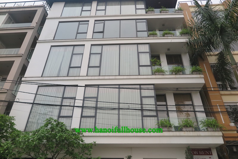 Căn hộ sang trọng với 2 phòng ngủ view hồ đẹp ở Tây Hồ cho thuê