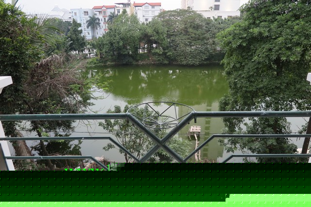 Nhà rộng 300m2, bốn phòng ngủ, view Hồ, yên tĩnh, an toàn ở Tây Hồ cho thuê