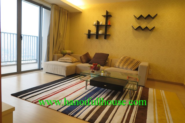 Căn hộ chung cư tầng cao 2 phòng ngủ, thiết kế hoàn hảo, sàn gỗ ở Sky City cho thuê