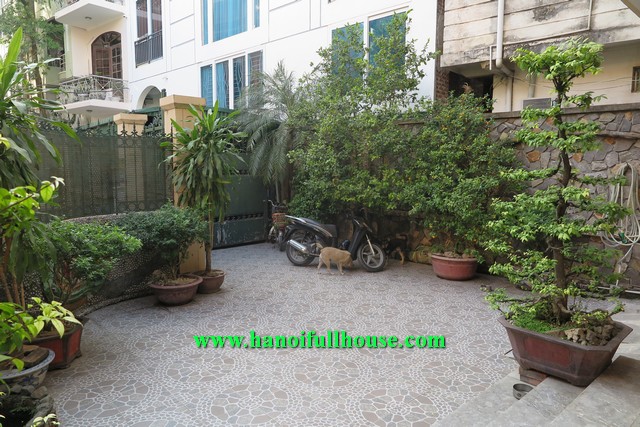 Cho thuê nhà năm phòng ngủ cao cấp, rộng 250m2 để làm văn phòng, ở hoặc nhà hàng