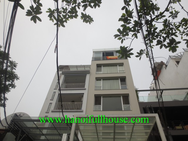 Căn hộ một phòng ngủ, có ban công, sàn gỗ, view Hồ Tây