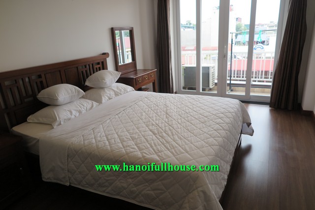 Căn hộ dịch vụ hai phòng ngủ, nội thất mới ở Hoàn Kiếm, giá 650 USD/tháng