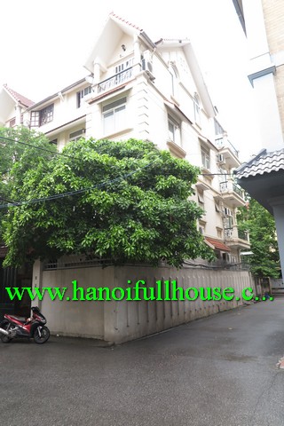Nhà bốn phòng ngủ, thiết bị hiện đại, thoáng mát, yên tĩnh ở Ba Đình