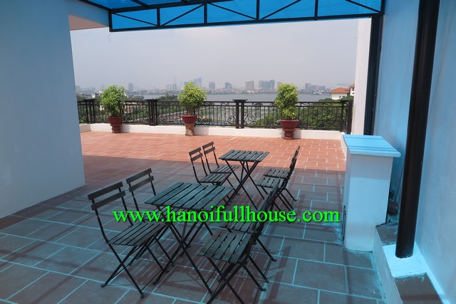 Căn hộ dịch vụ ba phòng ngủ sang trọng, nội thất mới ở Tây Hồ cho thuê