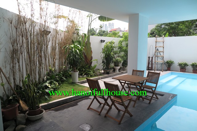 Căn hộ dịch vụ ba phòng ngủ mới, nội thất cao cấp, có bể bơi ở Tây Hồ