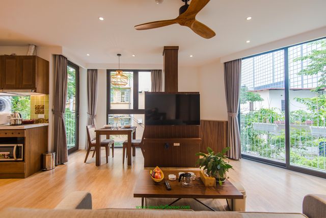 Căn hộ 1 phòng ngủ ngập tràn ánh sáng ở gần Trung tâm Lotte-Ba Đình