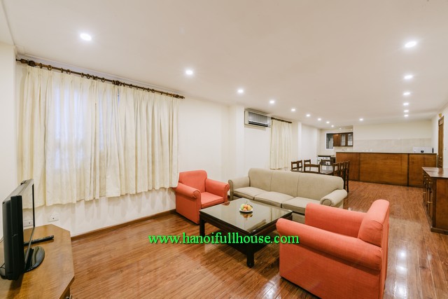 Cho thuê căn hộ hai phòng ngủ, sàn gỗ, bồn tắm nằm ở Hoàn Kiếm