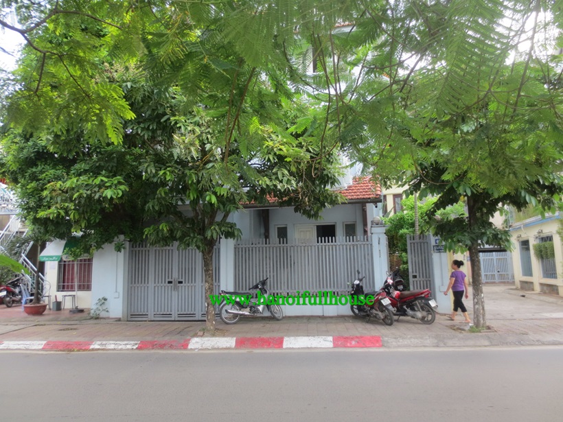 Cho thuê ngôi nhà 4 ngủ trên đường Nguyễn Đình Thi, view Hồ Tây