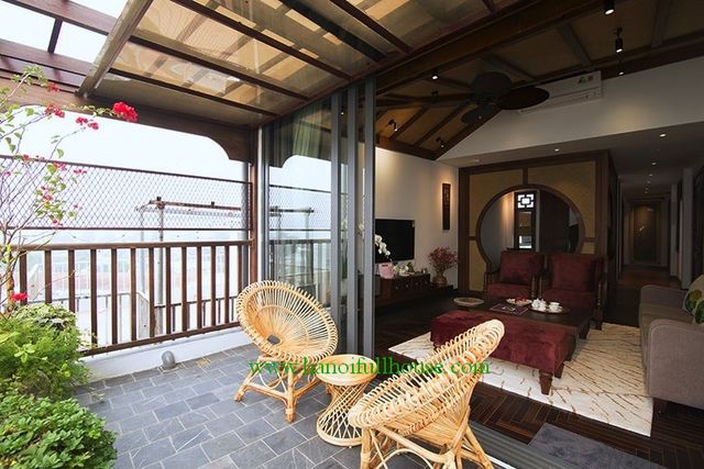 Cho thuê căn hộ nội thất hiện đại, dịch vụ chuyên nghiệp với ban công rộng,view Hồ
