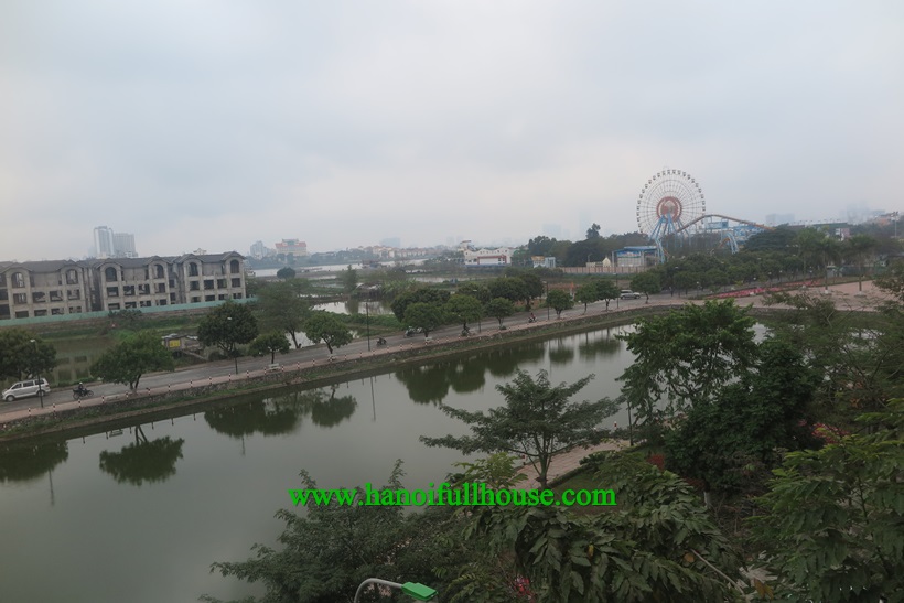 Cho thuê nhà năm phòng ngủ, sàn gỗ, rộng 450m2, nhìn ra Hồ Tây cho thuê