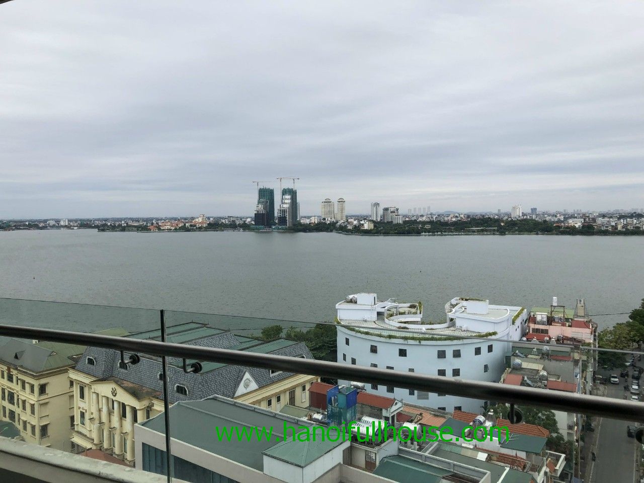 Căn hộ view Hồ, 2 phòng ngủ, 105m2 ở WaterMark cho thuê