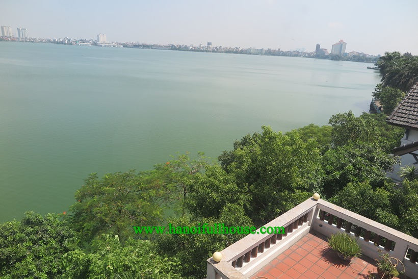 Lake view house with 4 bedrooms for rent in Ba Dinh center
