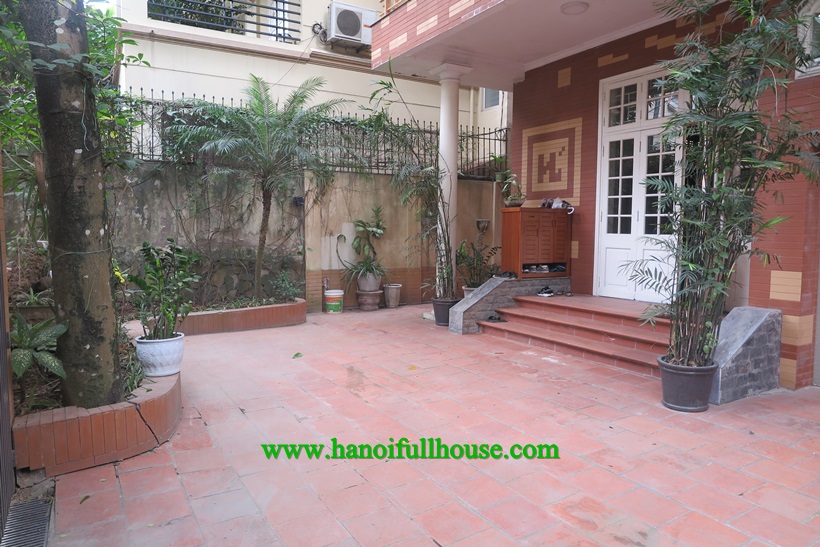 Super nice Villa with big yard and garage for rent in Tay Ho