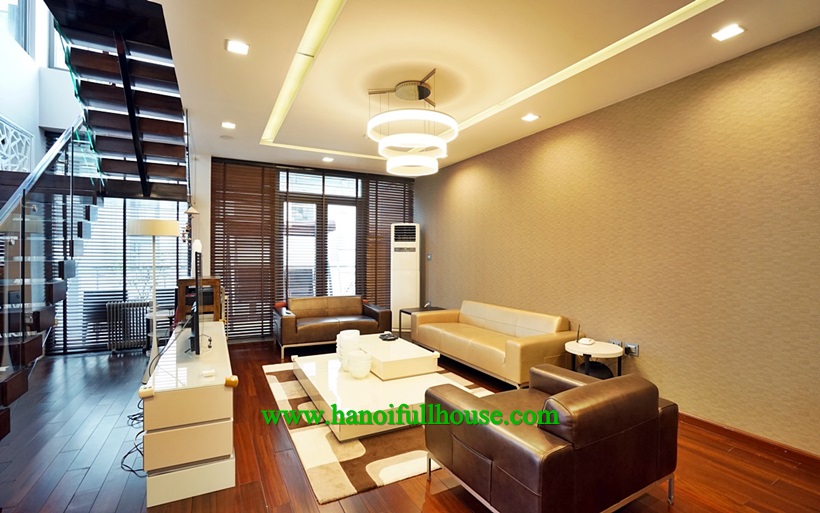 Căn duplex sang trọng, đủ đồ, có sân thượng và view hồ