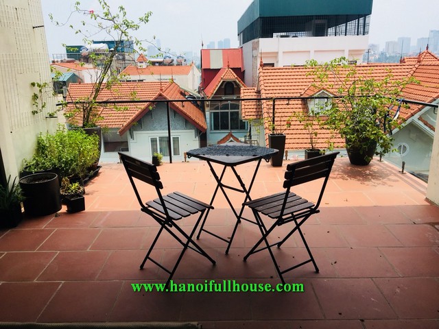 Cho thuê căn hộ dịch vụ 1 phòng ngủ, cách mặt hồ Tây chỉ 5m, nằm ở tầng trên cùng của tòa nhà.