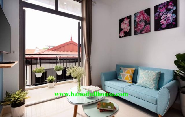 Chỉ 500 USD cho căn hộ 2 phòng ngủ có đầy đủ ánh sáng, ban công ở Tây Hồ
