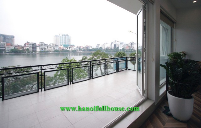 Cho thuê căn hộ 2 phòng ngủ mặt hồ Tây phố Từ Hoa với ban công cực rộng.