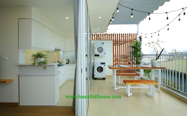 Căn hộ 2 phòng ngủ với ban công rộng, hiện đại, view hồ Tây cho thuê ở Tây Hồ