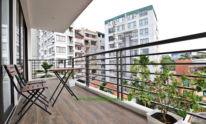Căn hộ 1 phòng ngủ tuyệt vời có ban công lớn cho thuê ở phố Tô Ngọc Vân, Tây Hồ
