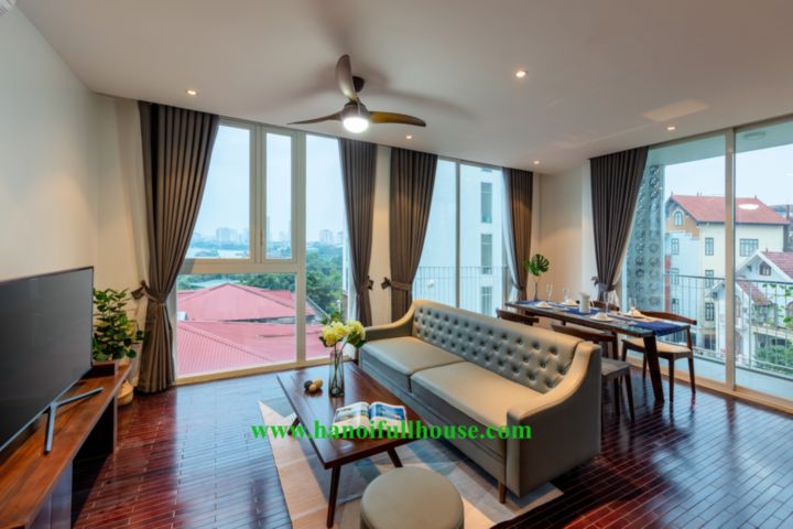 Căn hộ 2 phòng ngủ siêu đẹp view hồ, ban công bao quanh