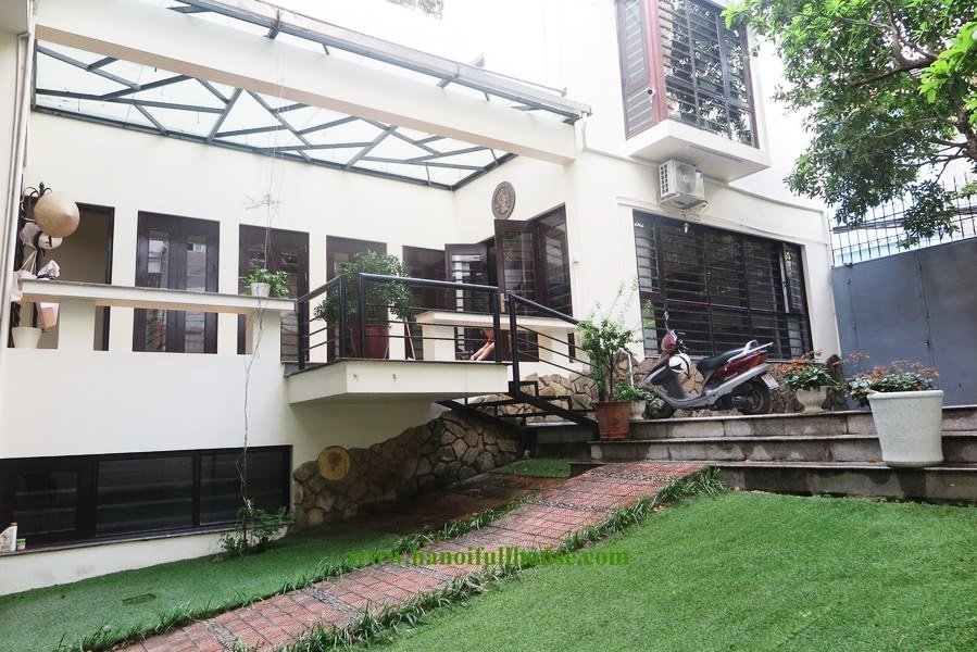 Villa for rent in Tay Ho district, 250 sq m, garage for parking, close to the lake 