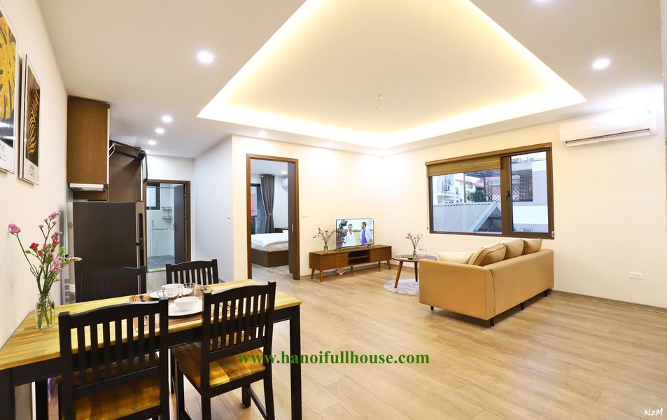 Cho thuê căn hộ 1 ngủ mới tinh, ban công rộng, gần hồ ở Âu Cơ, Tây Hồ
