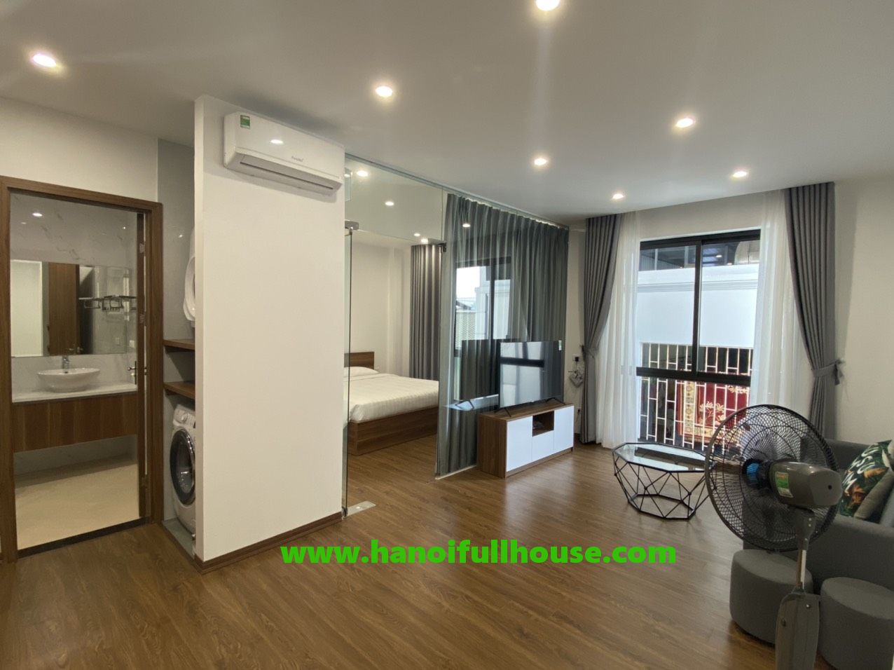 Căn hộ dịch vụ 2  phòng ngủ mới tinh, hiện đại tại trung tâm quận Tây Hồ