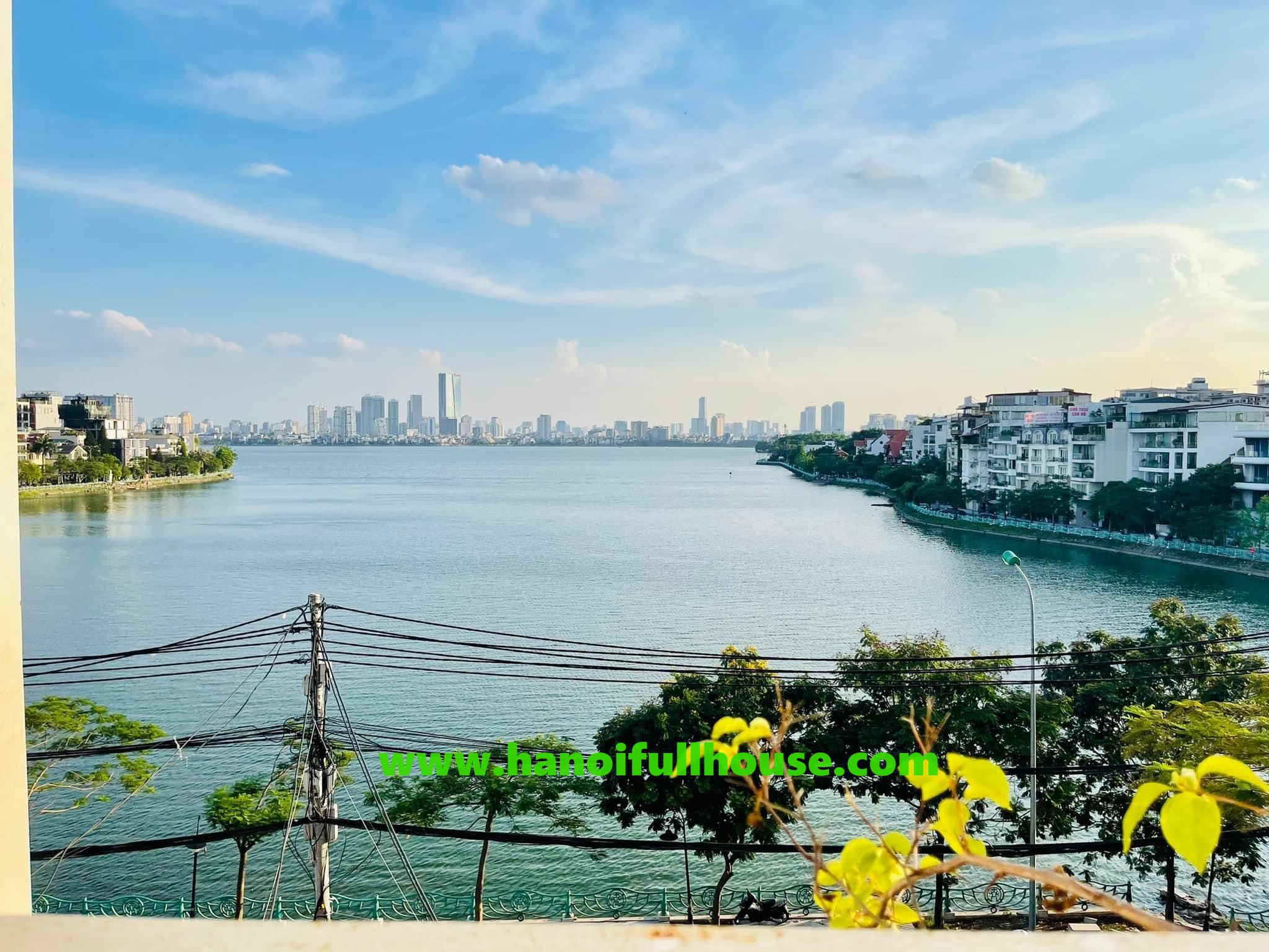 Căn hộ 4 phòng ngủ rộng rãi, sang trọng hướng ra Hồ Tây