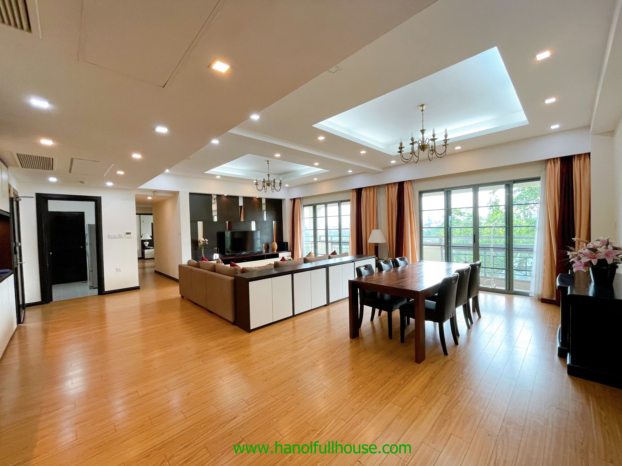 Căn hộ rộng, đẹp, 4 phòng ngủ ở đường Tô Ngọc Vân cho thuê