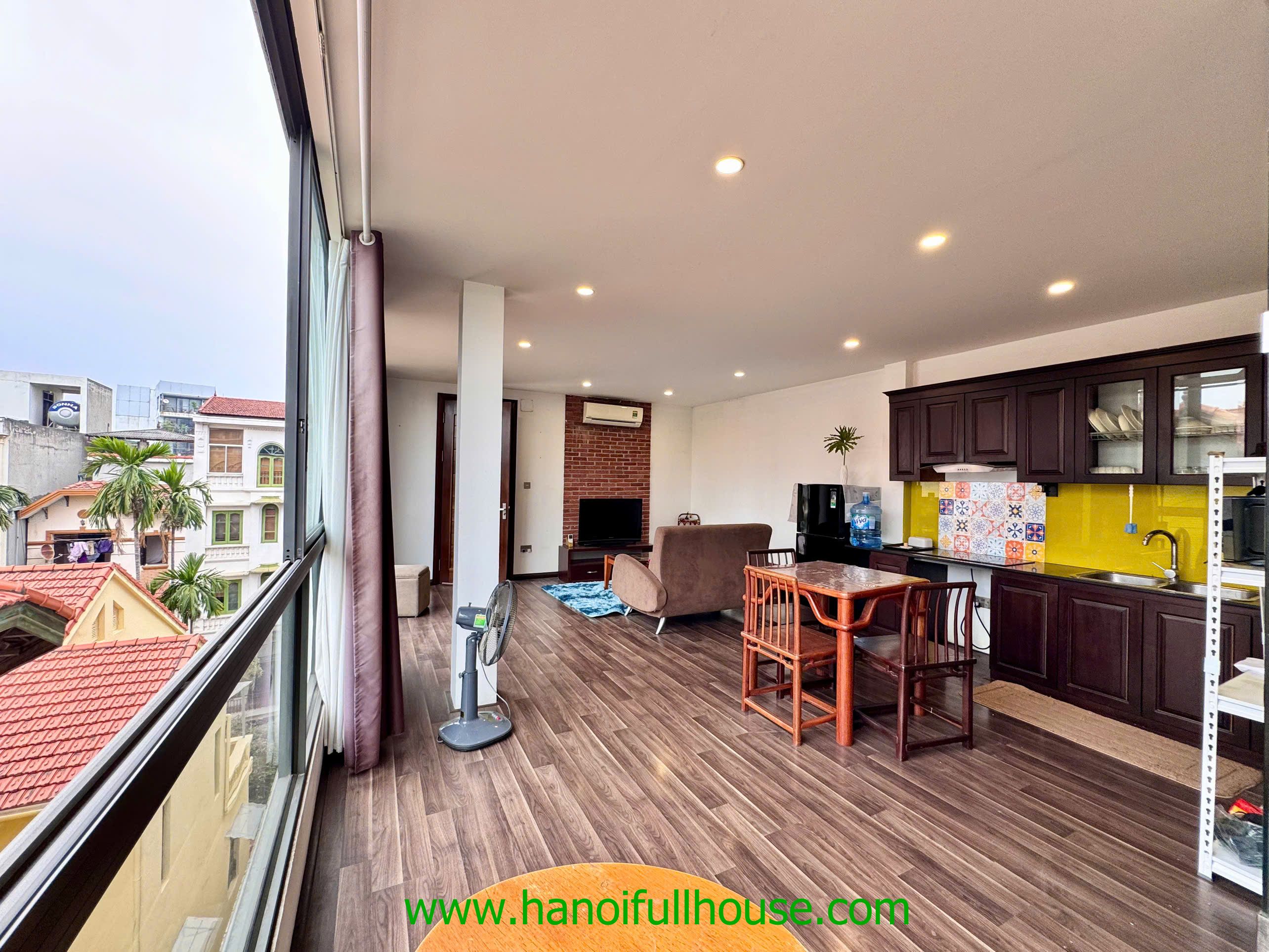 Căn hộ đẹp với 1 phòng ngủ, ban công, nhiều ánh sáng ở Đặng Thai Mai